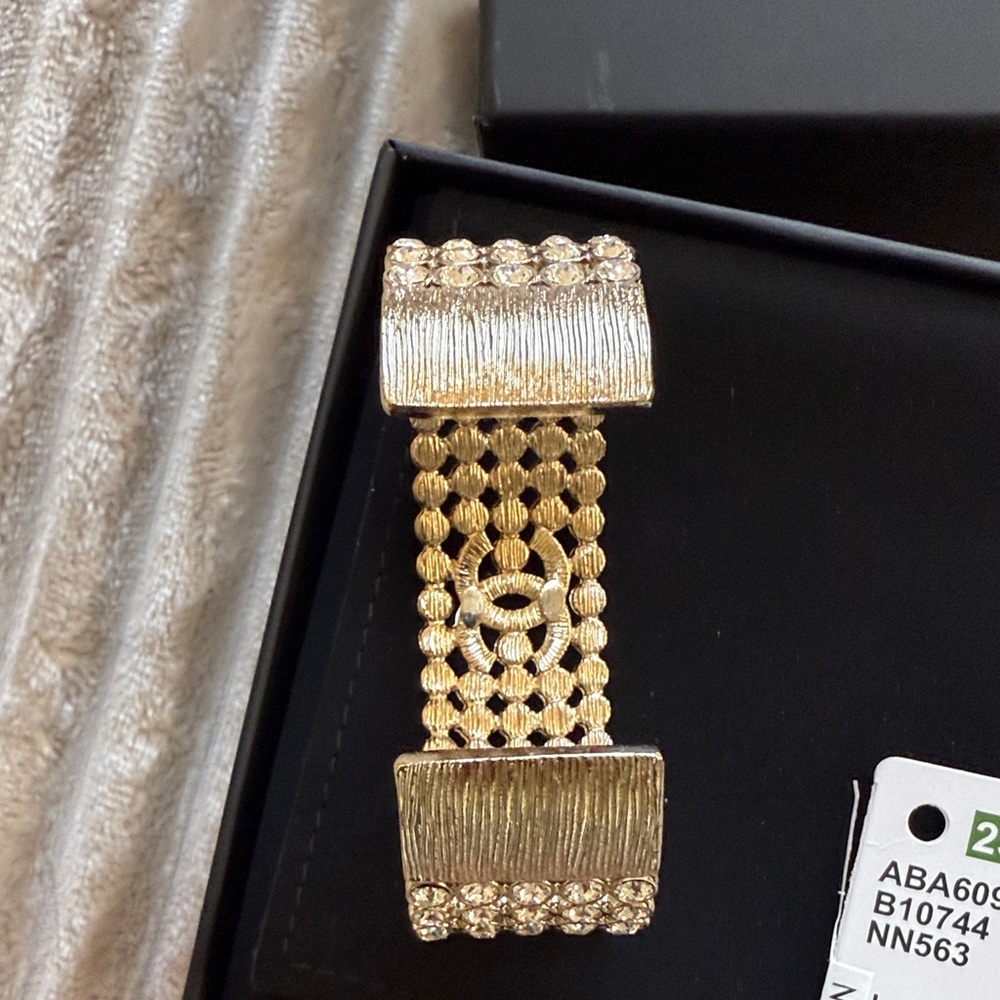 CHANEL Gold Bracelet with Sparkling Accents - Picture 3 of 4